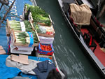 Снабжение венецианского рыбного рынка осуществляется на лодках.